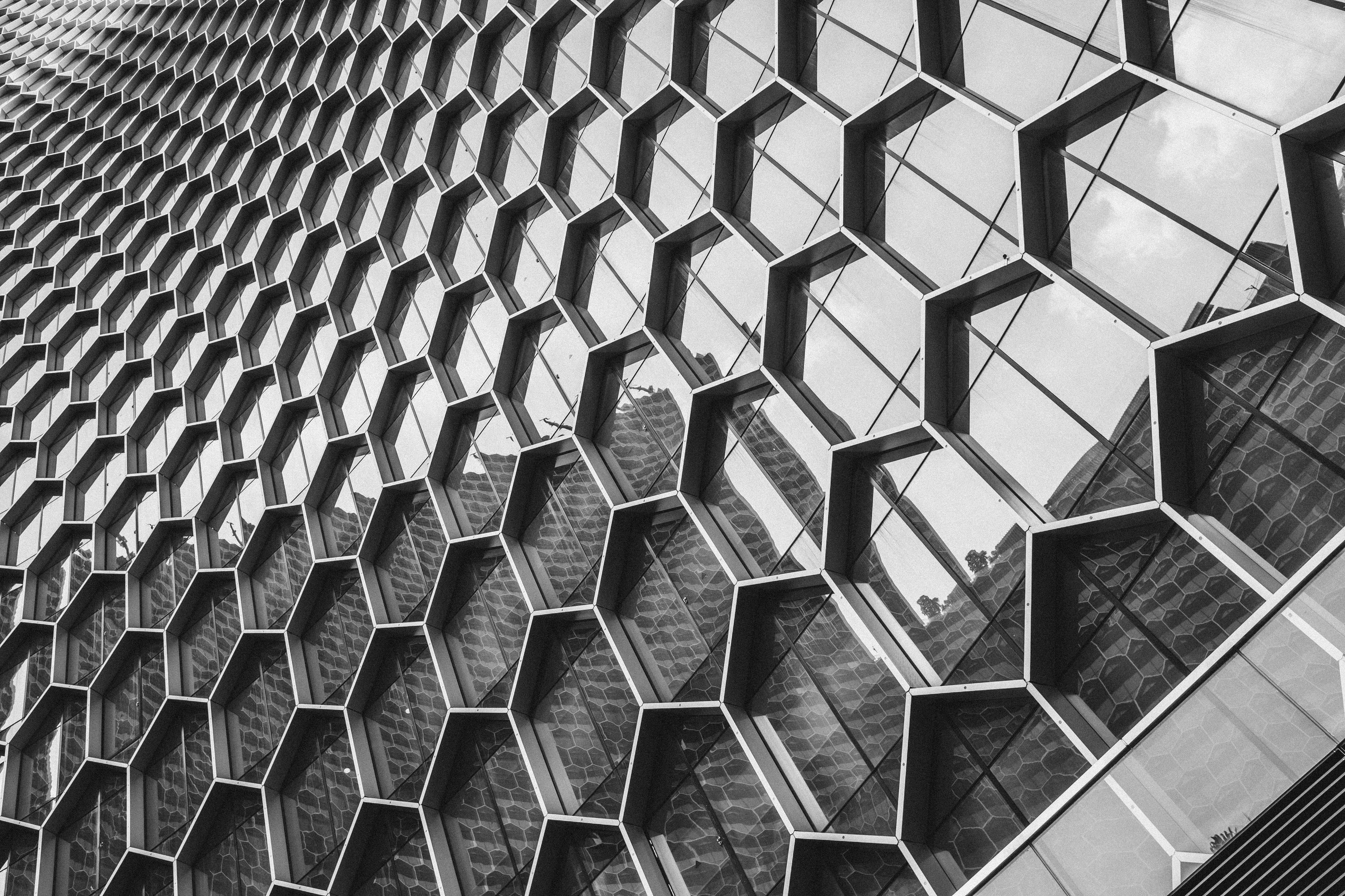 Parede de formas hexagonais em arquitetura moderna